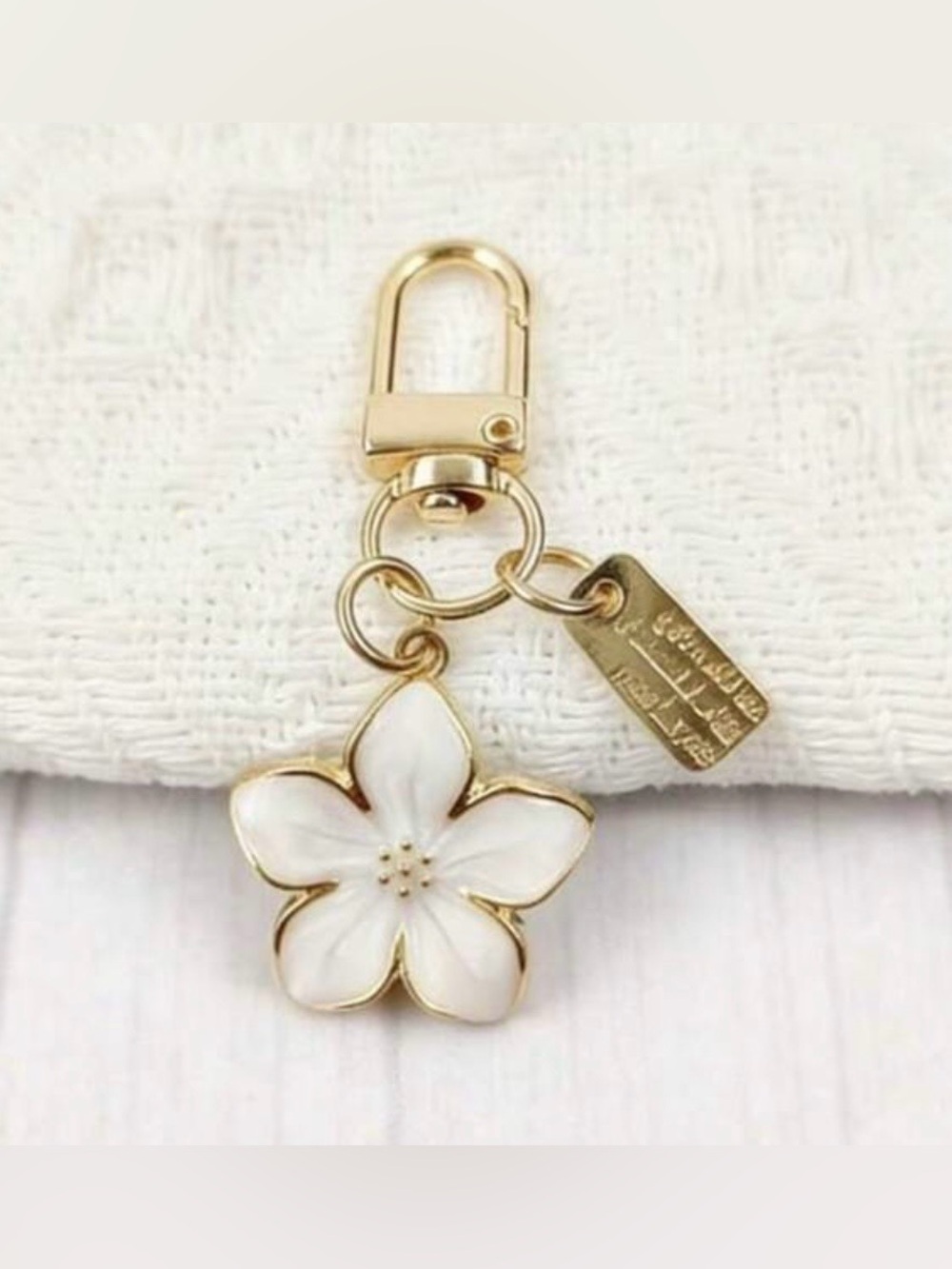 NWT Gold-Tone Alloy Metal White Flower Keychain | Bag Charm | Designer - Picture 2 of 3
